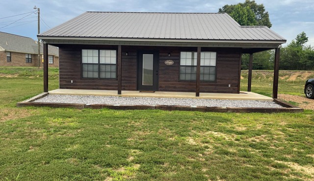 Cozy 2-bedroom cabin with WiFi, AC in soothing Batesville, MS in Batesville