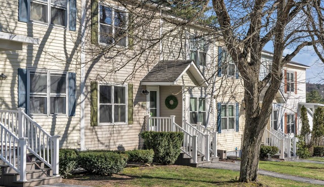 Cozy 2-bedroom townhome in peaceful Barre with WiFi, AC