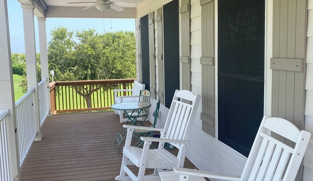 Cozy 3-bedroom lodge in tranquil Pecan Island with AC comfort. in Kaplan