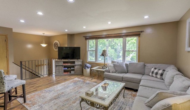 Cozy 4BD 2BA Home | Firepit | Dogs in Eagan