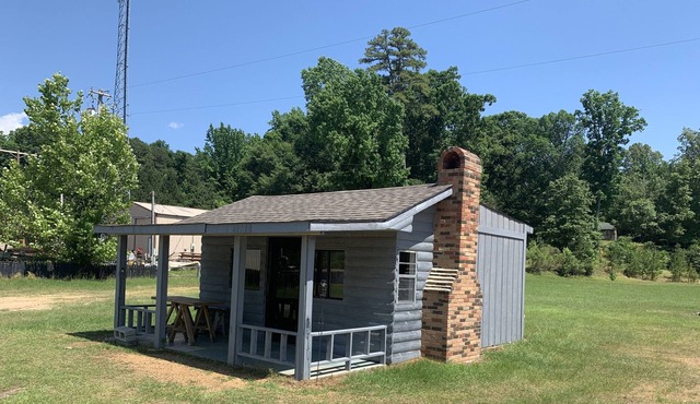 Cozy cabin minutes from lake