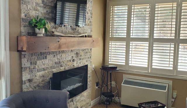 Cozy Hillside Studio Condo in Blue Mountain w/Full Kitchen, Parking Included in Collingwood