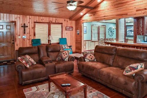 Cozy lakefront cabin with boat house and ramp on T in Alliance