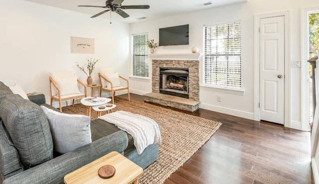 Cozy, Modern Townhome - Walk to Park Circle!