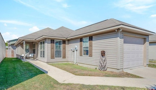 Cozy secluded retreat close to shopping!
