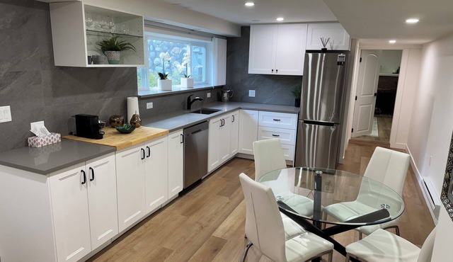 Cozy with King Size Bed, Netflix/Prime Video 1 bed in West Vancouver