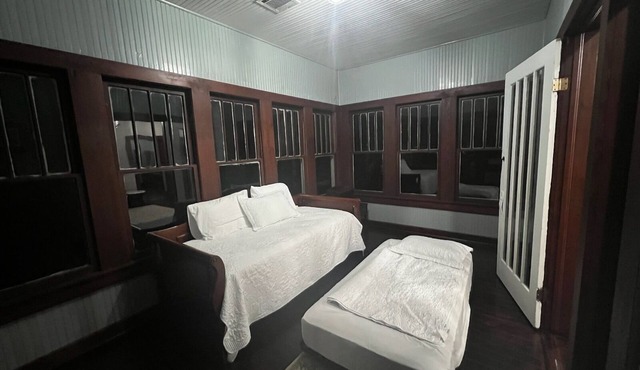 Craftsman Home on 3 acres with live oaks lots of space for gatherings in Lafayette