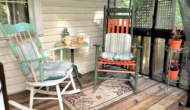 Cute 2 BR/2 BA split plan cottage w AC, deck, pet-friendly fenced yard. Private!