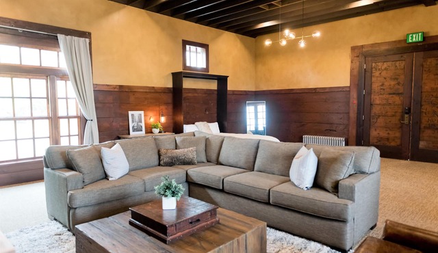 Depot Flat - Kitchenette, 2 Queen Murphy Beds, Large Sitting Area in Logan