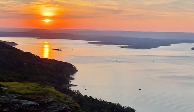 Diamond Bluff Lodge on Greers Ferry Lake
