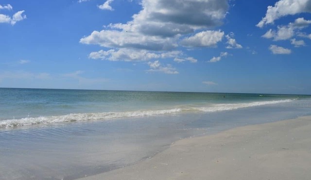 DIRECTLY ON THE BEACH -Perfect for a Family Vacation.