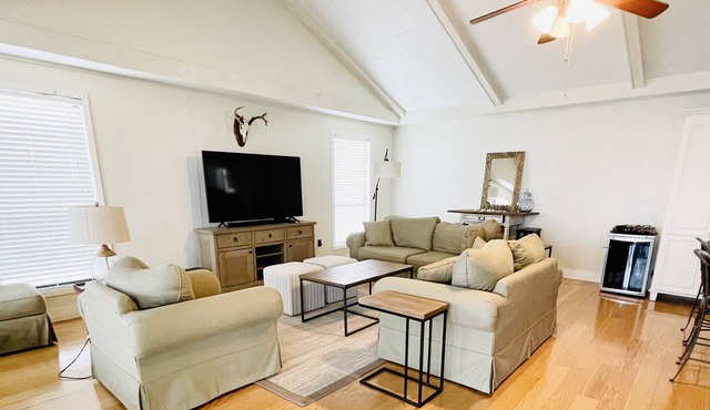 Dock Holiday, 5 bdrm/4 bath Lake House