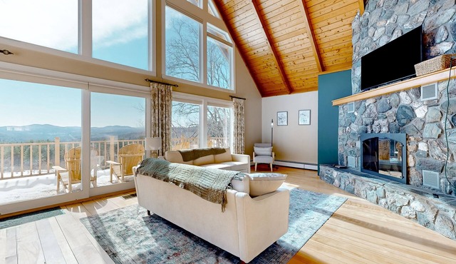 Dog-friendly home with panoramic mountain views, grill, deck, & pool table