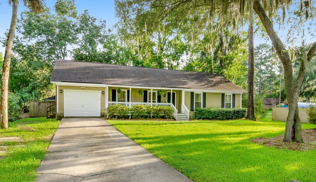 Dog-friendly oasis with large yard, deck, fast WiFi, grill & central AC