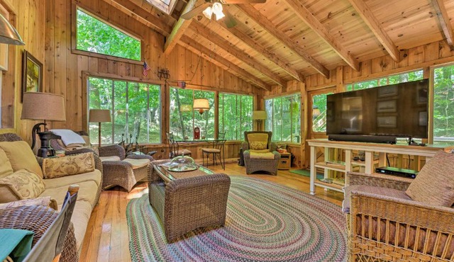 Douglas 'Whispering Winds' Cottage w/Beach! in Douglas