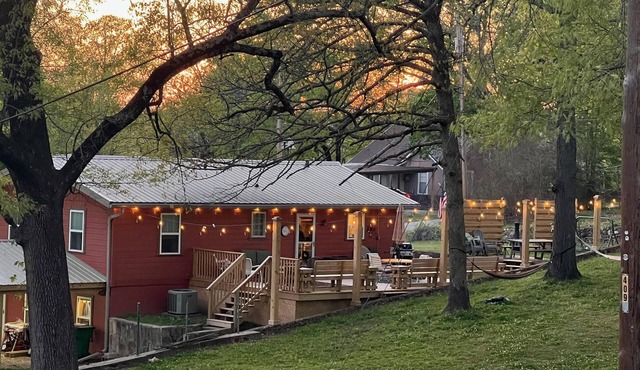 Downtown Cotter Retreat - Great Outdoor Space! 200 feet of String Lights!
