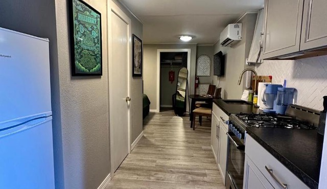 Downtown Eureka, 1 Queen bed, full kitchen, free parking in Eureka Springs