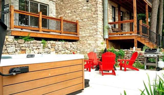 Downtown+HotTub+Wifi+FreeParking @151 Spring Ste D