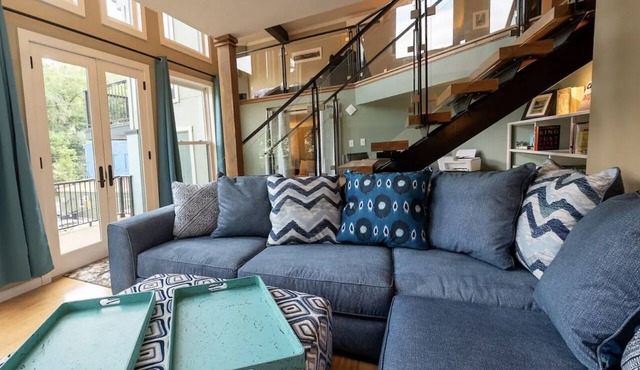 Downtown luxury, full amenities with parking