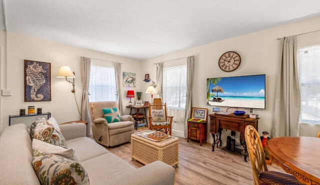 Downtown * Walkable * Outdoor Living * 20% weekly & 30% monthly disounts in Cedar Key