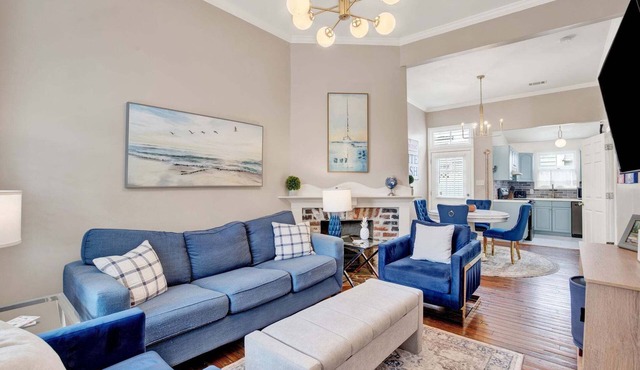 Duckie's Cottage in Historic Savannah | Heated Pool Access