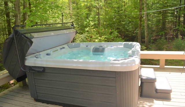 Eastman Home with Hot Tub & 3BR, 6 Beds in Grantham