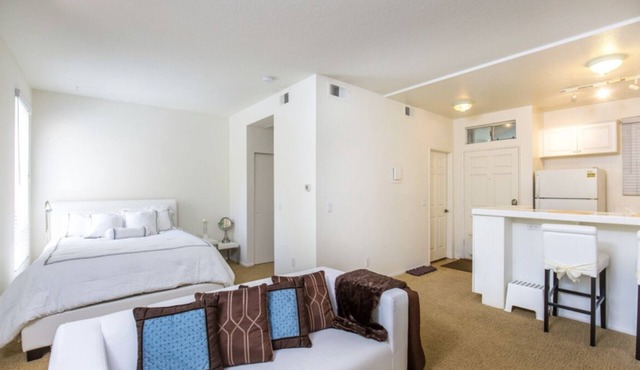 Enjoy a full California life! less than 1mile to the beach & 24hr security gate. in Huntington Beach