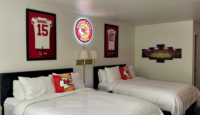 Enjoy the Champion double-queen suite of the KC Room at GloryDayz! in Eureka Springs