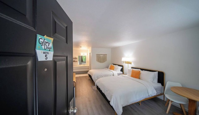 Enjoy the charm of Queen Suite Number 5 at GloryDayz! in Eureka Springs