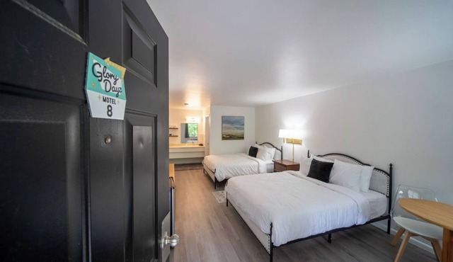 Enjoy the charm of Queen Suite Number 8 at GloryDayz! in Eureka Springs