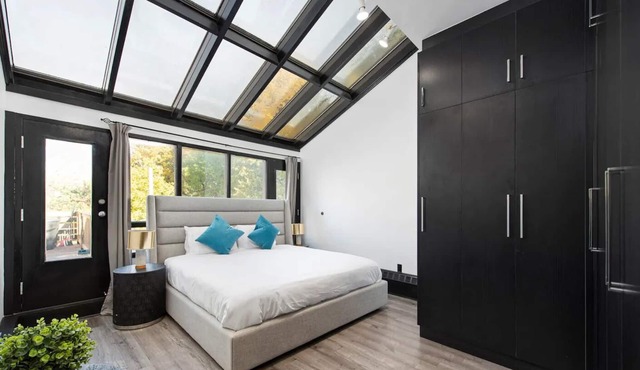 Entertainer's Dream/ Downtown monyxbnb.com in Toronto