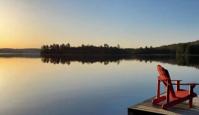 Executive Lake Front Cottage with Hot tub in Baysville