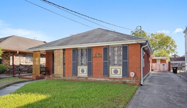Fairgrounds Headquarters- Off Street Parking & Fenced Yard Perfect for Jazzfest!