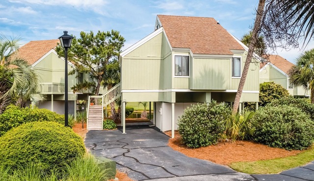 Fairway & lake-view villa with AC, decks, grill, on-site pools & golf