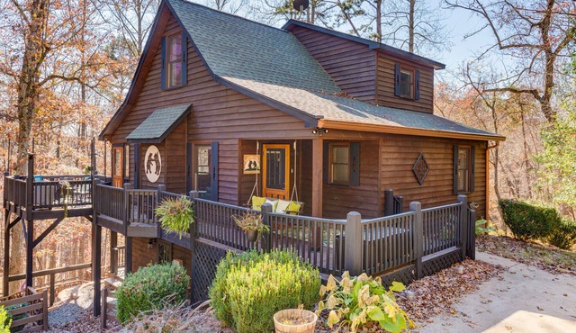Family-Friendly Cabin, Fully-Fenced w/ResortAccess