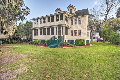 Family-Friendly Savannah Vacation Rental w/Decks!