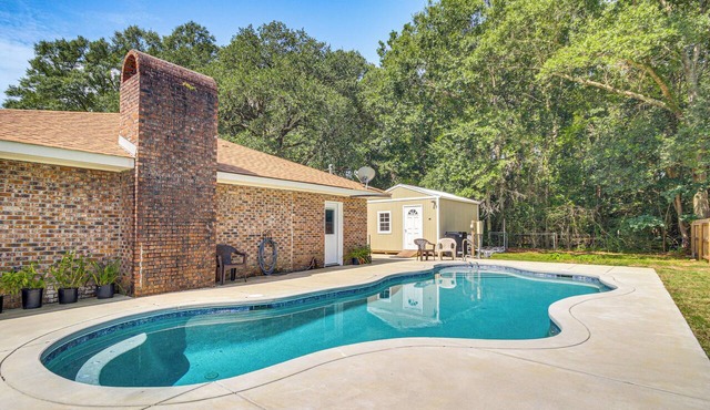 Family Getaway w/Pool on 8 Acres in Carriere!