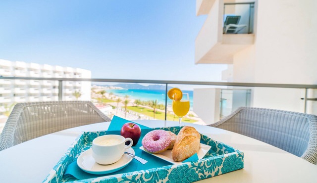 Fantastic 5-storey building with gigantic sea views, 2 bedrooms in Cala Millor