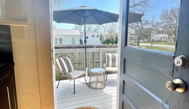 Fire Pit + Walk to Downtown Square + Sleeps 5 in La Grange