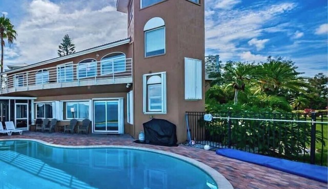 Florida Villa - Waterfront - Private Pool! in Crystal Beach