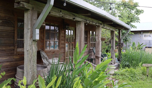 ★ Folk Art Barn, Lrg Pvt 2 BR ★ Safe Getaway ★ in Opelousas