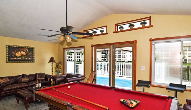 Free boat, waterfront, heated pool, beach and island. Monthly discount! in New Port Richey