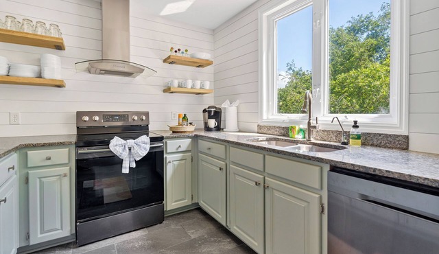 Fresh & stylish house, The Octopus Oak. 650' to the beach, Dog friendly.