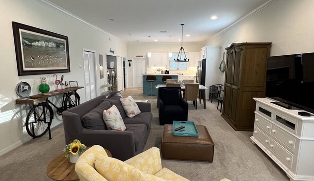 Fun location, walking distance to docks, new pickleball courts, near by beaches in Tarpon Springs
