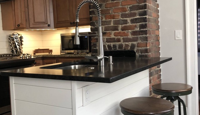 Furnished Historic Charleston Apartment, Off Street Parking, 2 Blocks 2 King