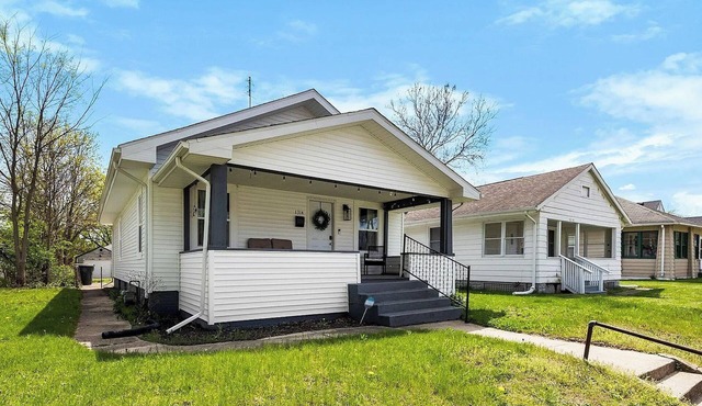 Golden Dome Getaway- 4BR 2BA Home Sleeps 12- walk to campus! Ideal for ND trips in South Bend