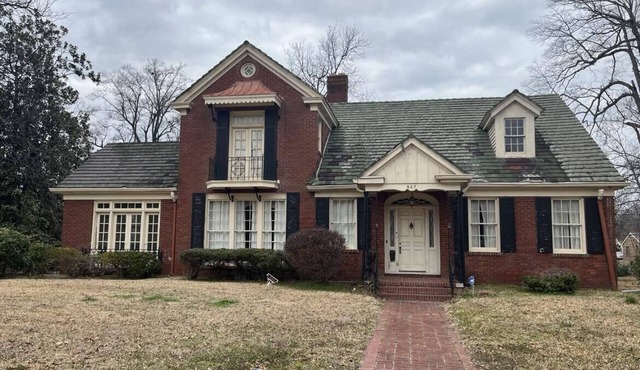 Gorgeous 5 Bedroom, 3 Bath Home within walking distance to Downtown Clarksdale!