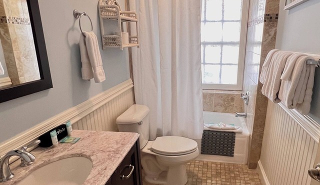 Gorgeous Ground Level Getaway - Historic District Savannah near Forsyth Park