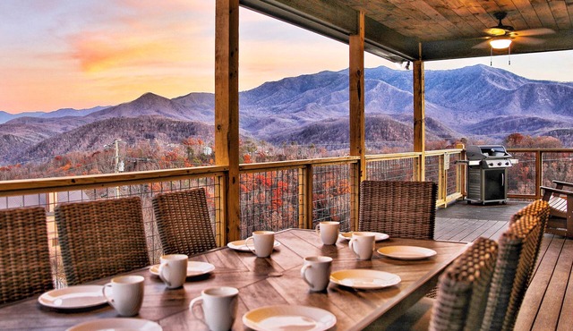 GORGEOUS Luxury VIEW Cabin! Theater & Game Room! Huge Decks! Fire Pits! Hot Tub!