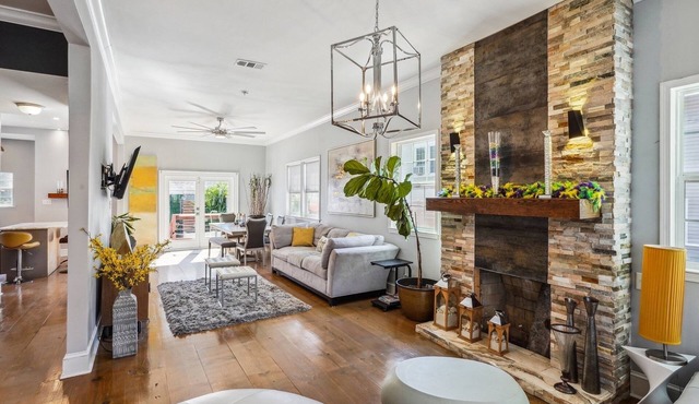 Grande Craftsman style w heated pool opt, 2 master suites near city park 2700sf